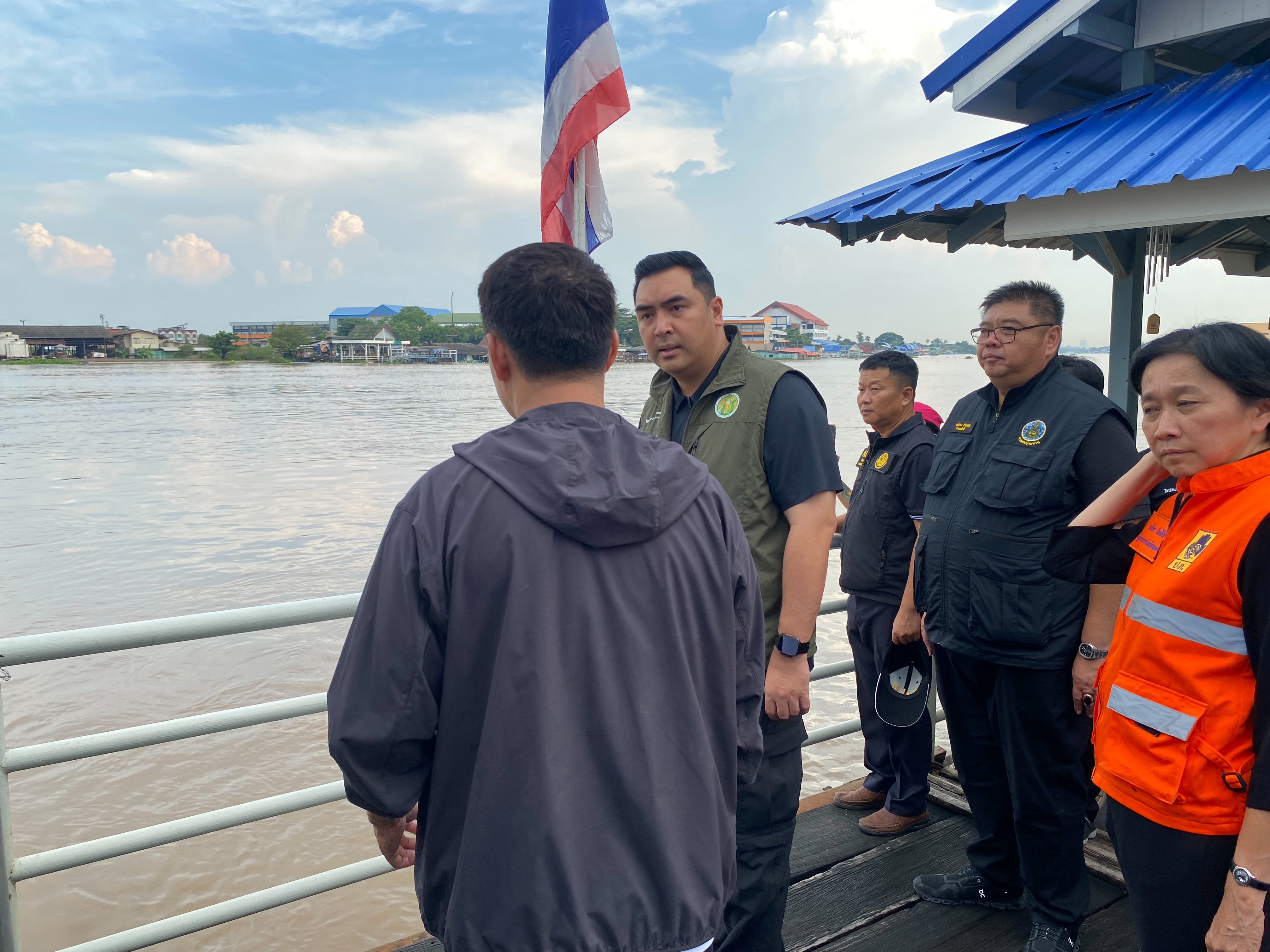 title - ส.ป.ก. ติดตามรมช.เกษตรฯ ช่วยเหลือพี่น้องผู้ประสบอุทกภัย ในเขตจังหวัดปทุมธานี